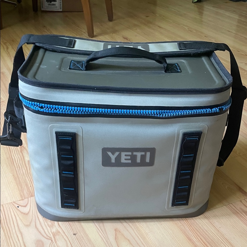 YETI Soft Cooler Hopper in Gray and Black SIZE 18